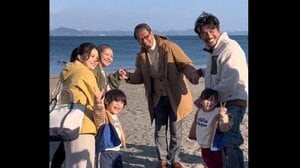 【完全に家族】小泉今日子＆中井貴一が坂口憲二ら“弟家族”と浜辺でダンス！ほのぼの動画にSNS「私も混ぜて～」『続・続・最後から二番目の恋』