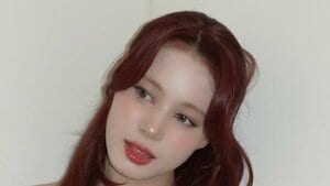 「異次元スタイル」NiziU・NINA 大胆デコルテ見せのピタッとオフショルコーデ披露！美シルエット際立つミニスカ＆デニムパンツ姿に「天才すぎ」