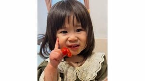 まるで通勤電車の会社員！？1歳女の子の器用な“立ち寝”姿が話題「こんなん見たことない」「たまらなく可愛い♡」兄も2年前に見せた“奇跡のデジャブ”【激かわキッズ奇跡の瞬間】