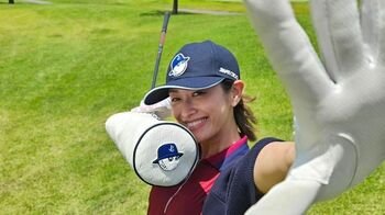 山田優　ノースリーブにミニスカで“ルーズソックス”のゴルフ姿を公開！SNSで「ゴルフウェア姿も絵になる」と絶賛の声