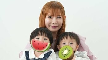 中川翔子 夫&1歳双子との記念家族写真を公開！パパとママに抱っこされながらニコニコ愛くるしさ満点ショットに「成長が楽しみ」