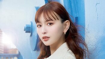 「娘さん足長ーい！」鈴木えみ スティッチ愛全開の家族ショットに反響！大量のぬいぐるみ抱え娘たちと映画鑑賞