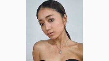 みちょぱ　「たまにはヌーディ」黒のチューブトップ姿で美しいデコルテを披露　好きな体のパーツを明かす