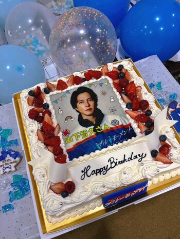 山下智久 誕生日祝いサプライズに照れ笑い！「今までの人生のなかで一番盛大」『ブルーモーメント』