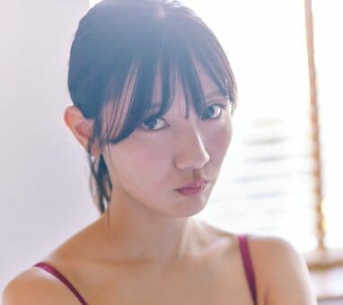 日向坂46・河田陽菜 大胆に胸元見せた衣装で“ぶりっこスマイル”！オフ