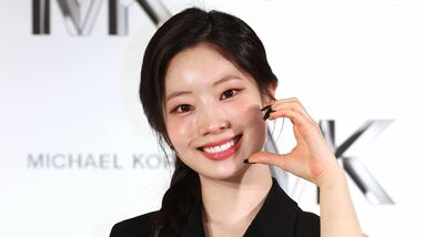 TWICE・ダヒョン 初単独来日！“桜色”の墨で書道に挑戦するも「なんか