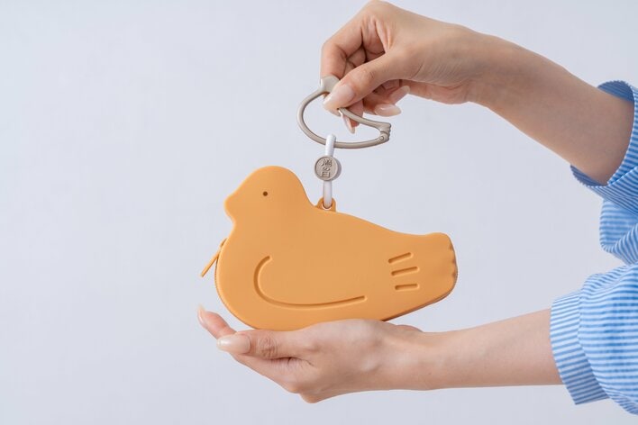 鳩サブレーを連れてお出かけ！8月10日「鳩の日」限定ポーチ「はとっこ」が登場　鳩サブレー1枚が入るシリコンポーチ