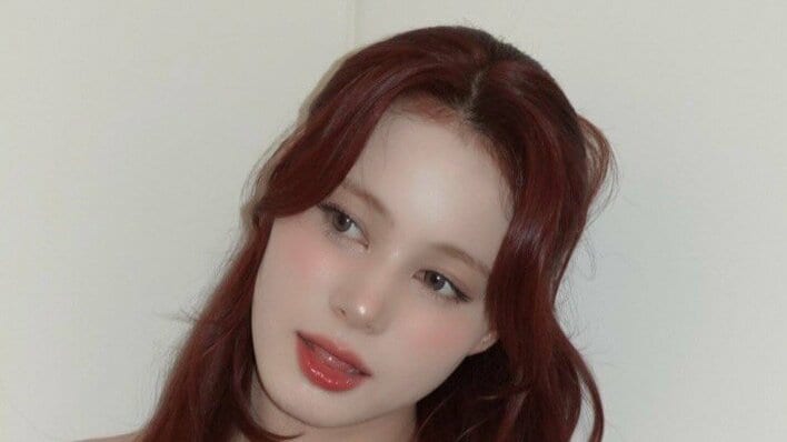 「異次元スタイル」NiziU・NINA 大胆デコルテ見せのピタッとオフショルコーデ披露！美シルエット際立つミニスカ＆デニムパンツ姿に「天才すぎ」