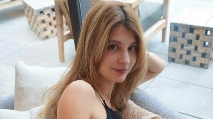 マギー 透け感ランジェリー風のセットアップ姿にファンくぎ付け！ソファでゆったり横になるショットも「女神すぎ」「後ろ姿もキレイ」