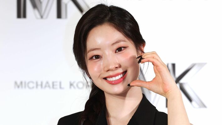 TWICE・ダヒョン 初単独来日！“桜色”の墨で書道に挑戦するも「なんか恥ずかしい」
