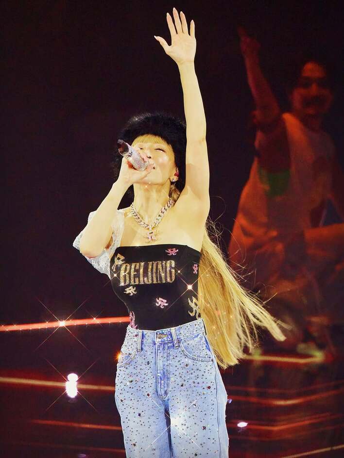 浜崎あゆみ 息子2人の姿も…“超豪華”自宅の巨大クリスマスツリー披露