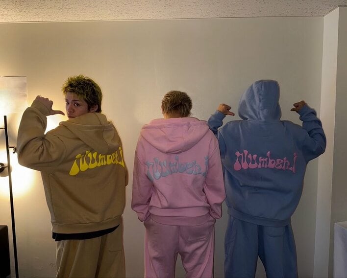 岸優太 平野紫耀＆神宮寺勇太らとお揃いのジャージで仲良し3ショットを